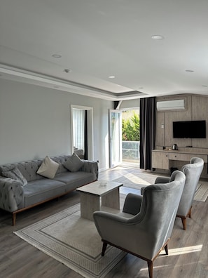 Habitación triple familiar, balcón, vista parcial al mar