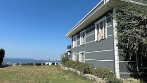 Una casa de dos pisos con vista al mar.