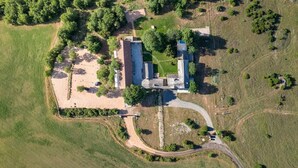 Aerial view - Across from the Millau Viaduct: 1-bedroom / renovated sheep barn (Creissels)