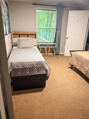 A bedroom with a bed, a desk, and a door. - 3-bedroom, 6-beds house in Asheville close to downtown. Sleeps 8. Peaceful... (Asheville)