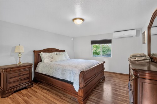 Gorge Retreat | Panoramic Views & Private Trail
