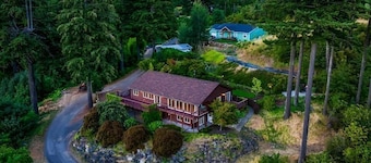 Gorge Retreat | Panoramic Views & Private Trail