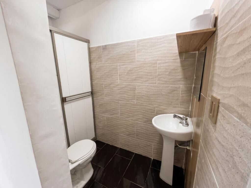 Douche, serviettes fournies, savon, papier toilette