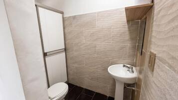 Douche, serviettes fournies, savon, papier toilette