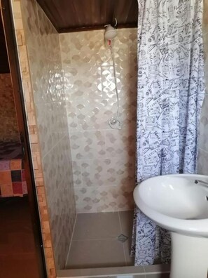 Standard Double Room, 2 Double Beds | Bathroom | Shower, towels, soap, shampoo - La Mansión de las Cascadas (CHIMALTENANGO)