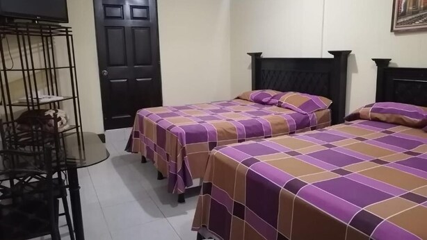 Habitación doble estándar, 2 camas matrimoniales | Escritorio y wifi gratis