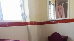 Habitación doble estándar, 2 camas matrimoniales | Baño | Regadera, toallas, jabón, shampoo