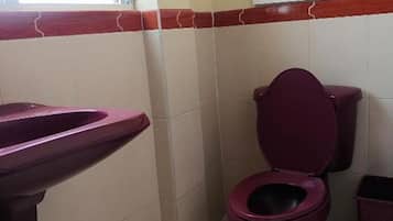 Quarto casal standard, 2 camas de casal | Banheiro | Chuveiro, toalhas de banho, sabonete, shampoo