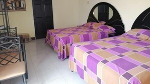 Habitación doble estándar, 2 camas matrimoniales | Escritorio y wifi gratis