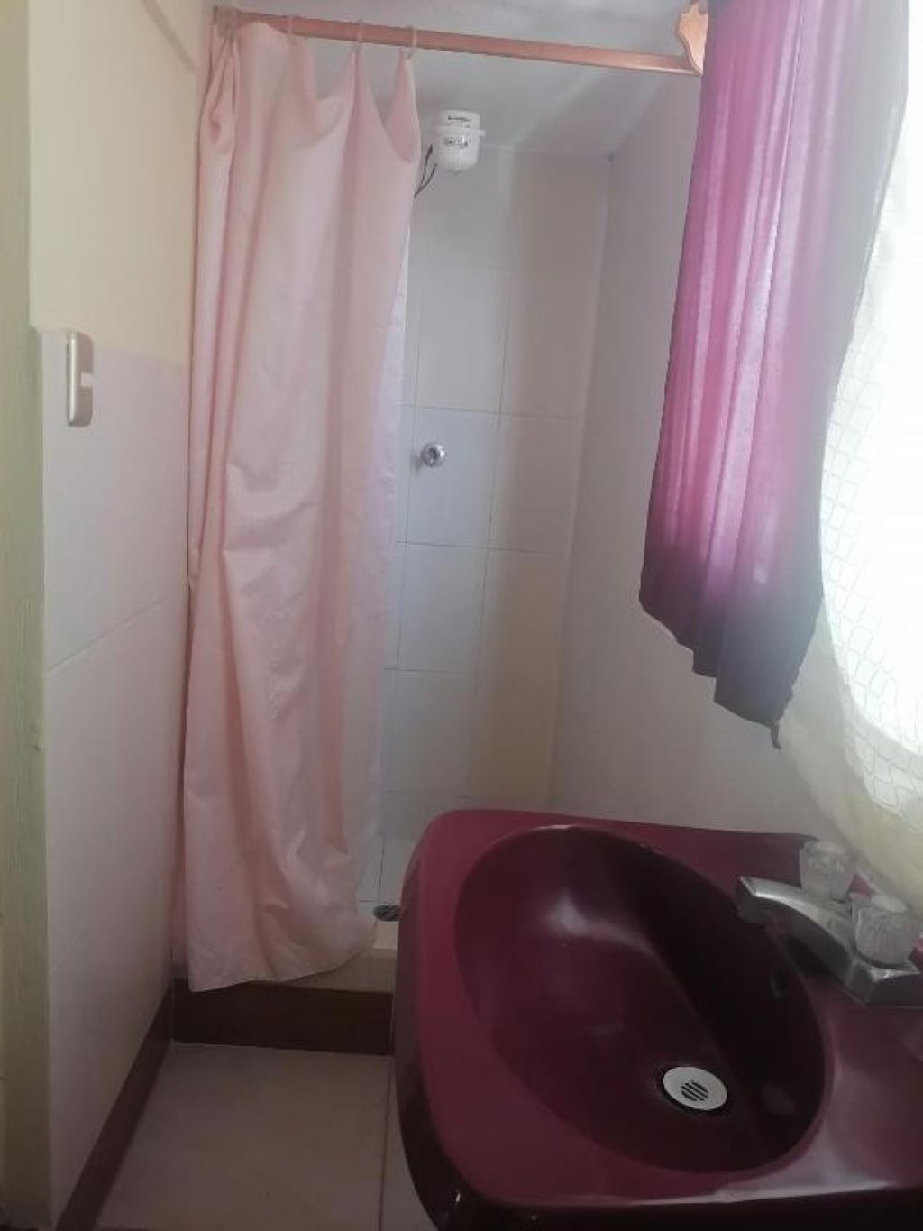 Quarto casal standard, 2 camas de casal | Banheiro | Chuveiro, toalhas de banho, sabonete, shampoo