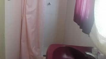 Quarto casal standard, 2 camas de casal | Banheiro | Chuveiro, toalhas de banho, sabonete, shampoo