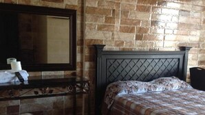 Habitación doble estándar, 2 camas matrimoniales | Escritorio y wifi gratis