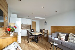 Eine moderne Wohnung mit Essbereich, Küche und Wohnraum.