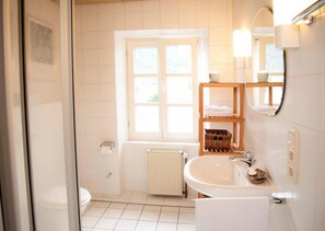 Douche, articles de toilette gratuits, sèche-cheveux