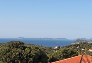 A coastal landscape with a view of the sea, hills in the distance, and a cluster of buildings with red-tiled roofs. - Adorable studio with AC in charming La Croix-Valmer (La Croix-Valmer)