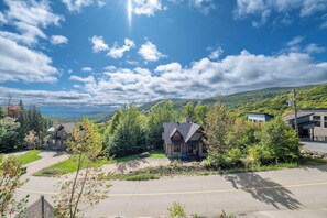 A residential area with houses surrounded by lush greenery and a clear sky. - Spa & Billard | BLANC 21- Stoneham Chalet (Stoneham-et-Tewkesbury)