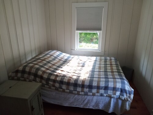 Cozy 2BR cottage, walk to beaches, restaurants, mini golf.