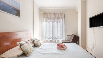 Een strijkplank/strijkijzer, wifi, beddengoed