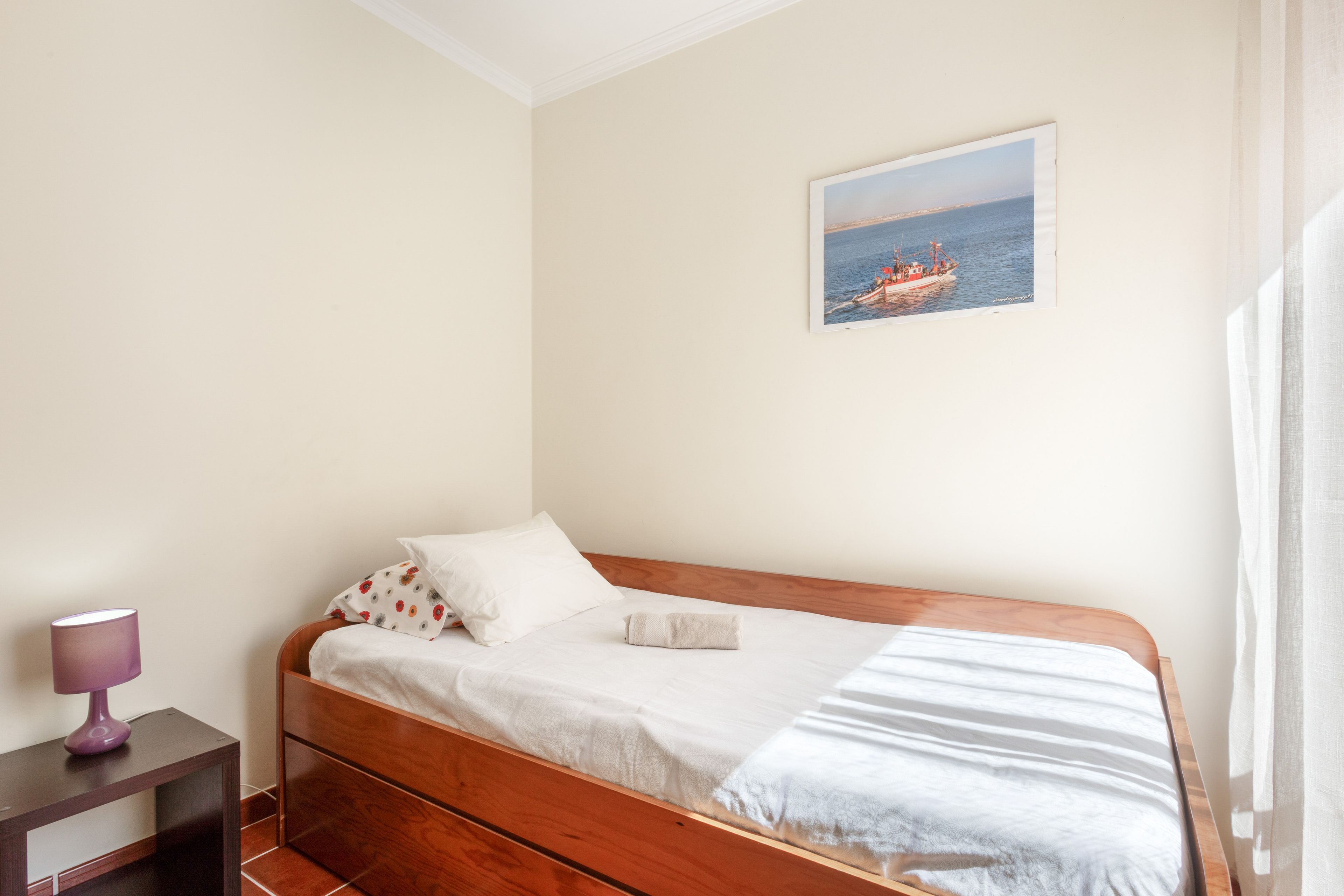 Tabla de planchar con plancha, wifi y ropa de cama 