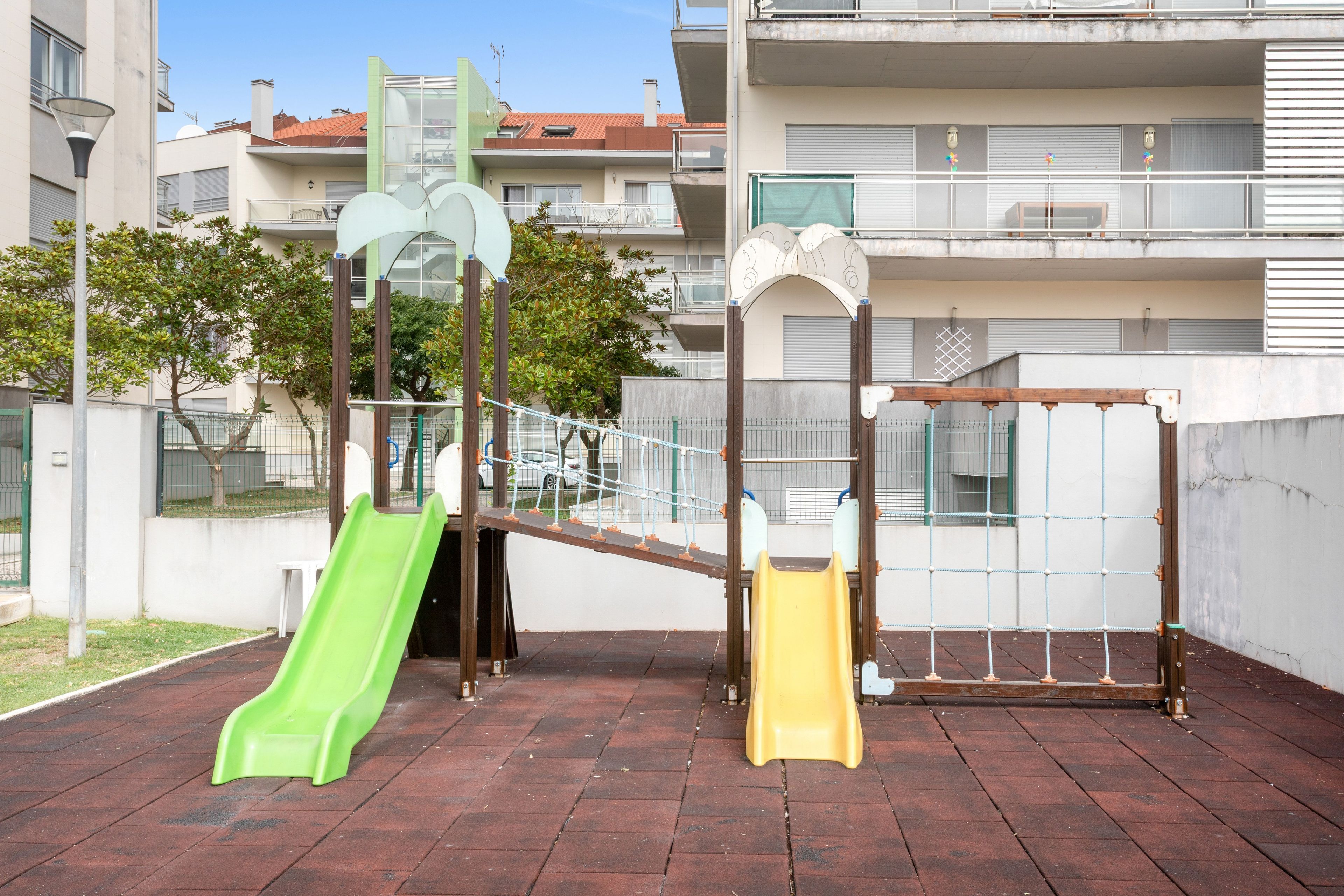 Un parque infantil con dos toboganes y una estructura para escalar.