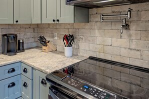 Coffee/tea maker, fridge, microwave, oven