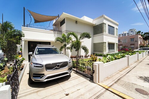 Stunning Villa - 1 Block from the Beach