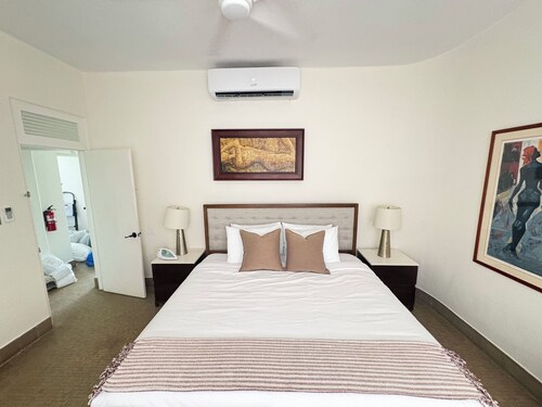 Stunning Villa - 1 Block from the Beach