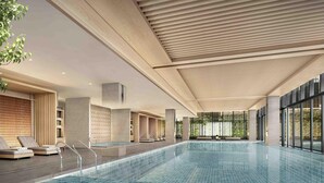 Una piscina cubierta, tumbonas
