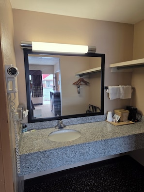 Combined shower/bathtub, hair dryer, towels, soap - ashland inn & suites (Ashland)