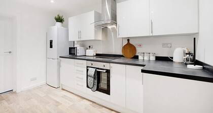 Newly Refurbished Near the Coast Sleeps 5