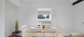 3BR in County Durham With Wifi and Street Parking