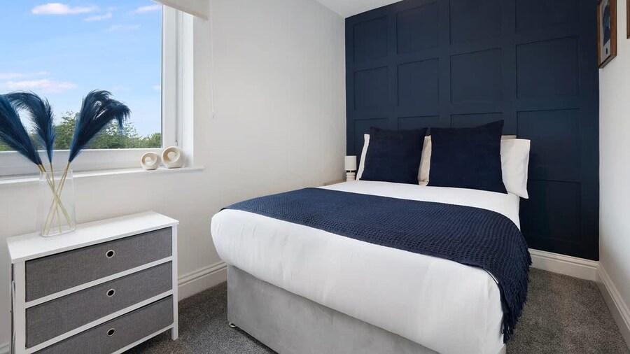 3BR in County Durham With Wifi and Street Parking