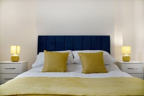A hotel room with a bed, two bedside tables, and two lamps. - Family House Near Durham Newcastle (Chester-le-Street)