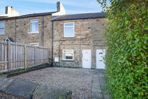 A stone building with a gravel driveway and a wooden fence. - Relaxing 2BR in Billy Row Wifi by Stay With Us (Crook)
