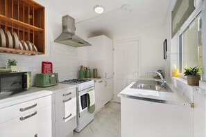 Room - Elegant 4BR Houghton St Sleeps 7 by Stay With Us (Hartlepool)