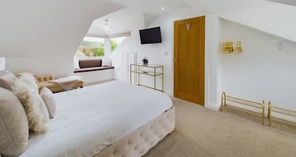 Modern 4 Bed Walk to Pubs Shops and Countryside