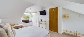 Modern 4 Bed Walk to Pubs Shops and Countryside