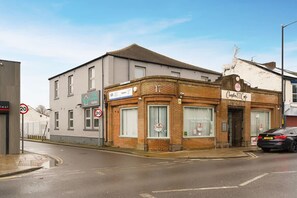 A two-story building with a sign for 'Chapters 17 Cafe' on the ground floor. - Luxurious 1 Bedroom With Private Parking and Wifi (Middlesbrough)