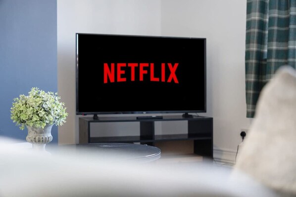 A television with the Netflix logo on a stand in a room. - Stylish Home Near Durham Heritage Coast Sleeps 5 (Durham)
