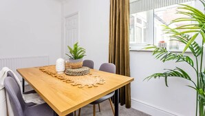 House | 2 bedrooms - Two Bedroom Family Apartment Near Town Centre Chic Stay (Darlington)