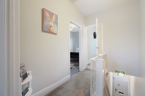 Unclassified image, 4 of 33, button - Chic 2 Bed With Wifi Parking Ideal for Work Stay (South Shields)