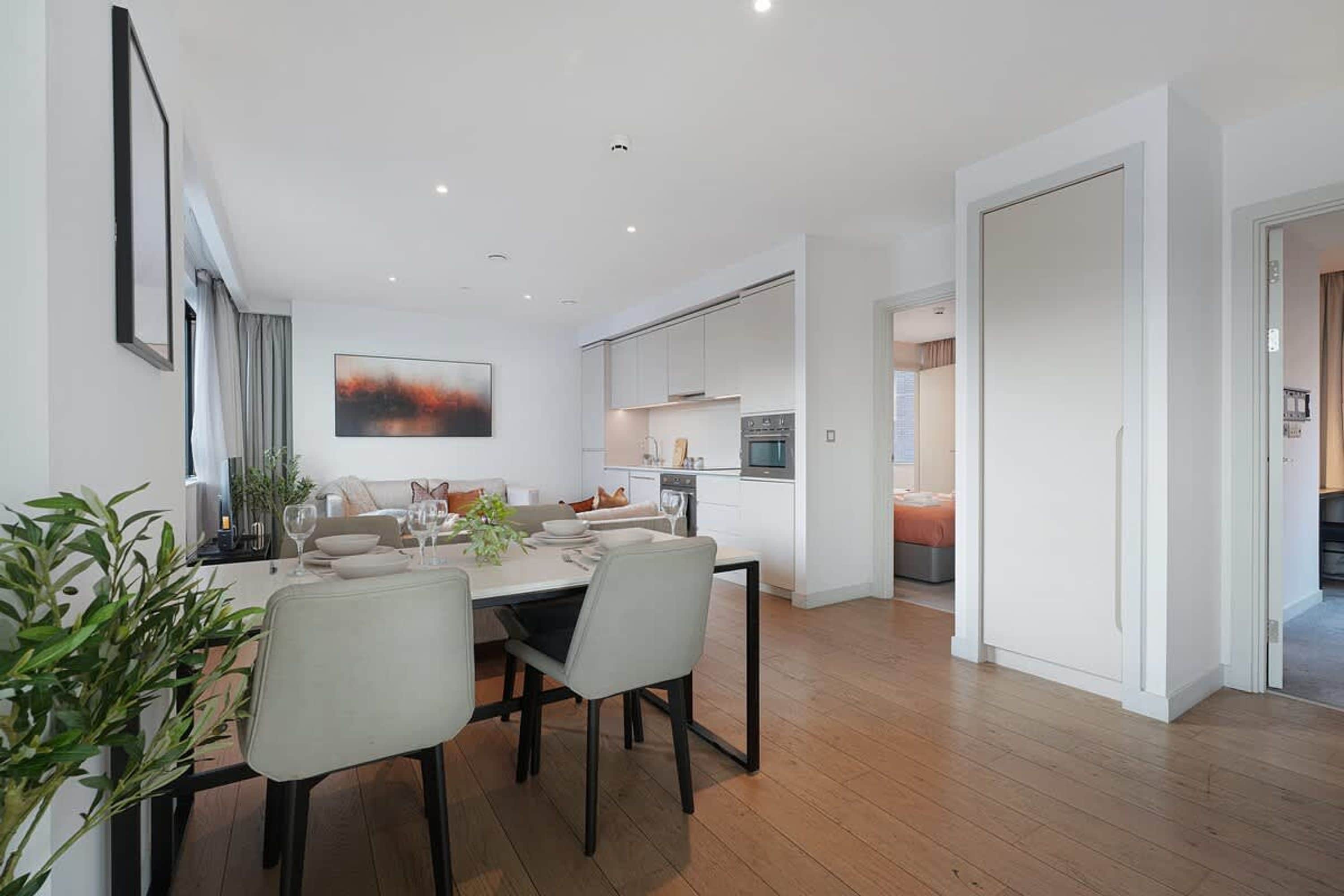 Un intérieur moderne comprenant un coin repas, une cuisine et une chambre.