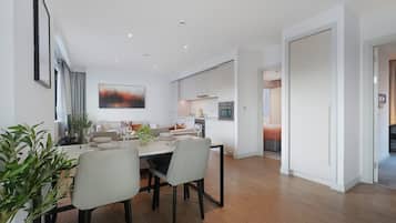 Un intérieur moderne comprenant un coin repas, une cuisine et une chambre.