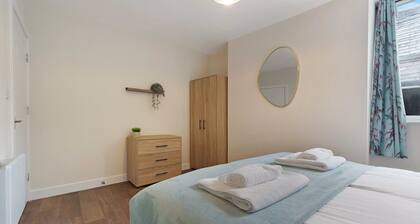 Castle-side 2 Bed - Stroll to Historic Attractions