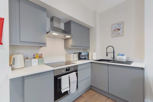 Castle-side 2 Bed - Stroll to Historic Attractions