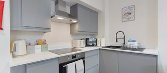 Castle-side 2 Bed - Stroll to Historic Attractions