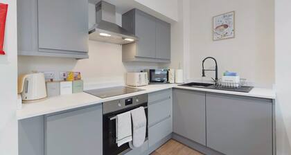 Castle-side 2 Bed - Stroll to Historic Attractions