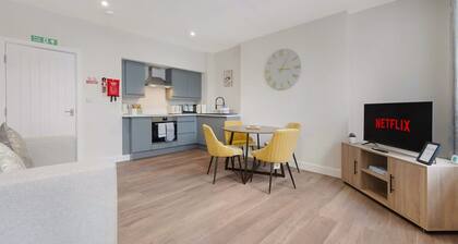Castle-side 2 Bed - Stroll to Historic Attractions
