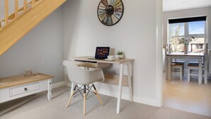 A room with a desk, chair, and a clock on the wall. - Duplex Apartment Close to A1 Private car Park (Darlington)