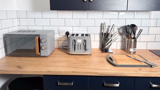 A kitchen with a toaster, a bread box, and a knife block on the counter. - Prime TS1 Location Walk to Shop Uni and Transport (Middlesbrough)
